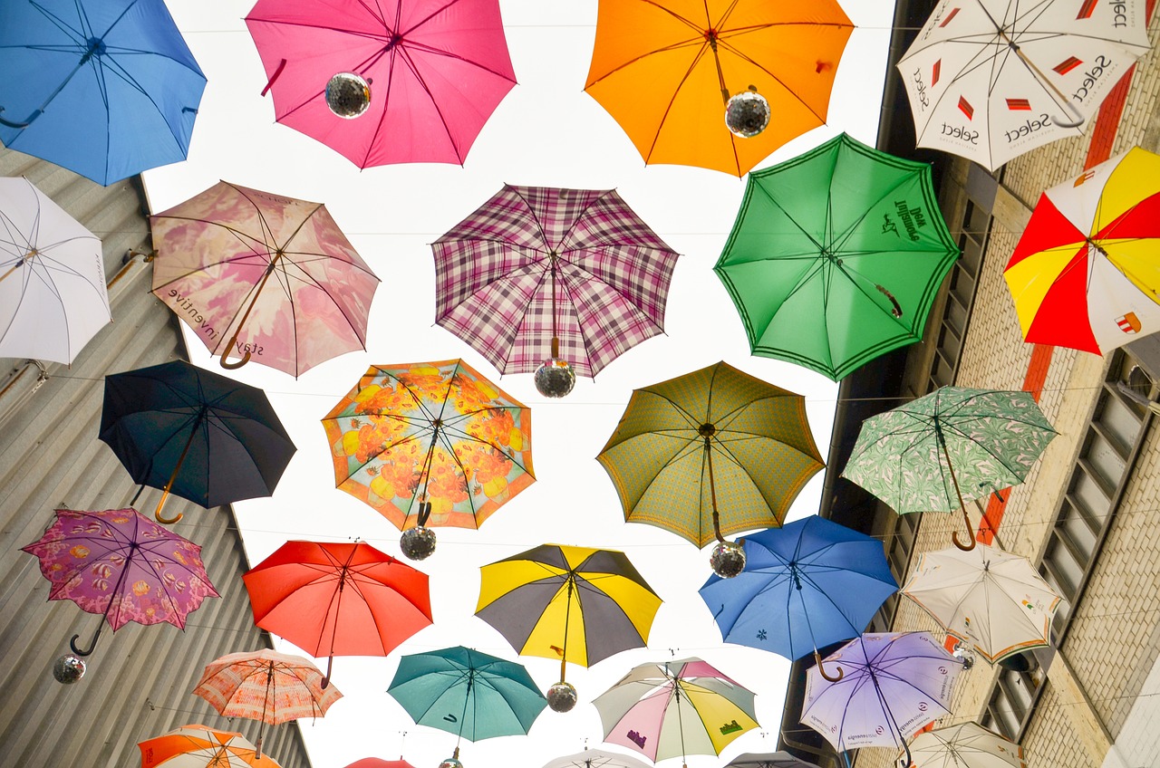 空に浮かぶ様々な絵柄の傘たち