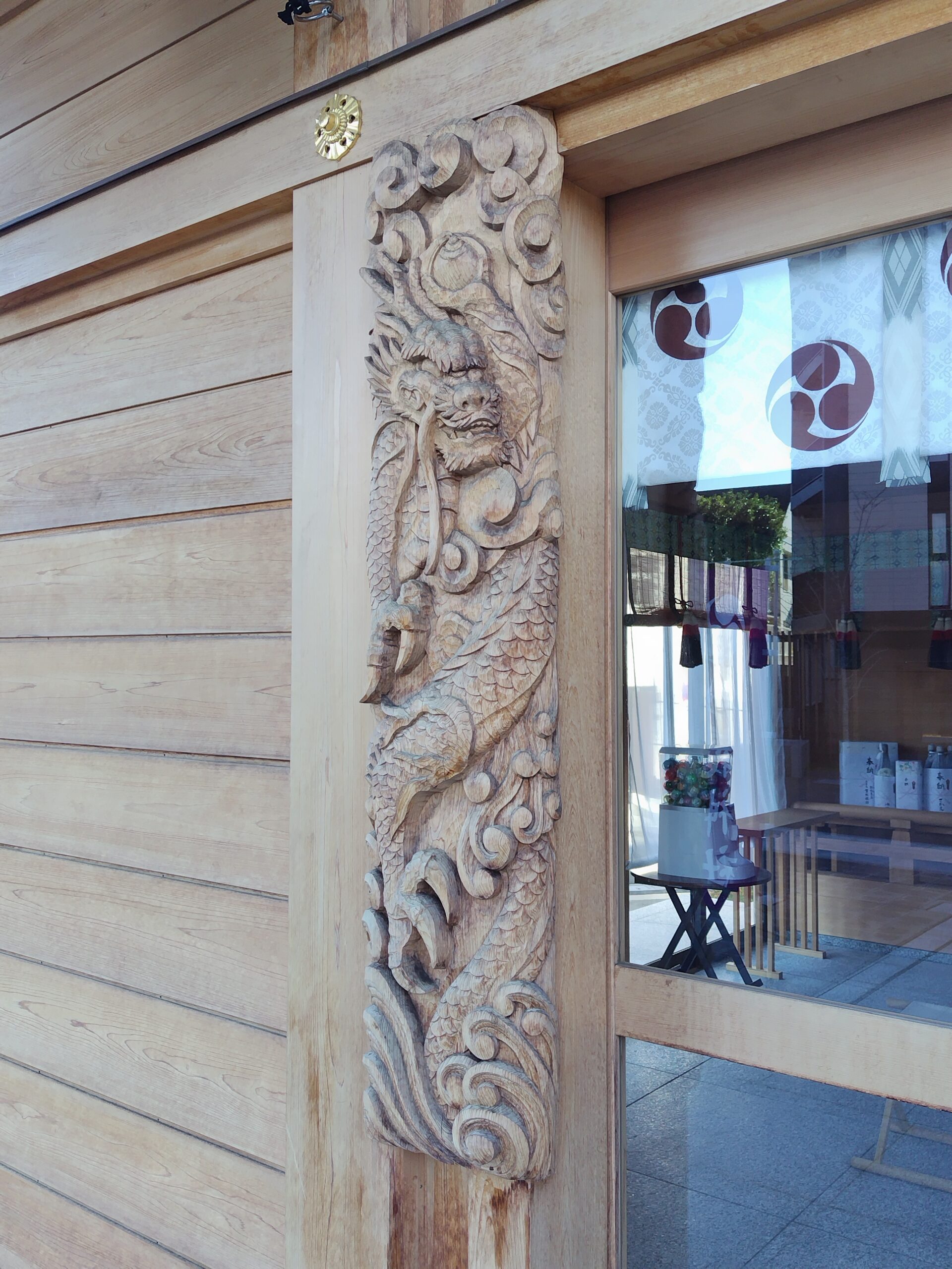駒込妙義神社の社殿の龍の彫刻