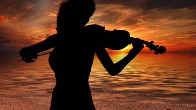 ヴァイオリンを奏でる女性の影